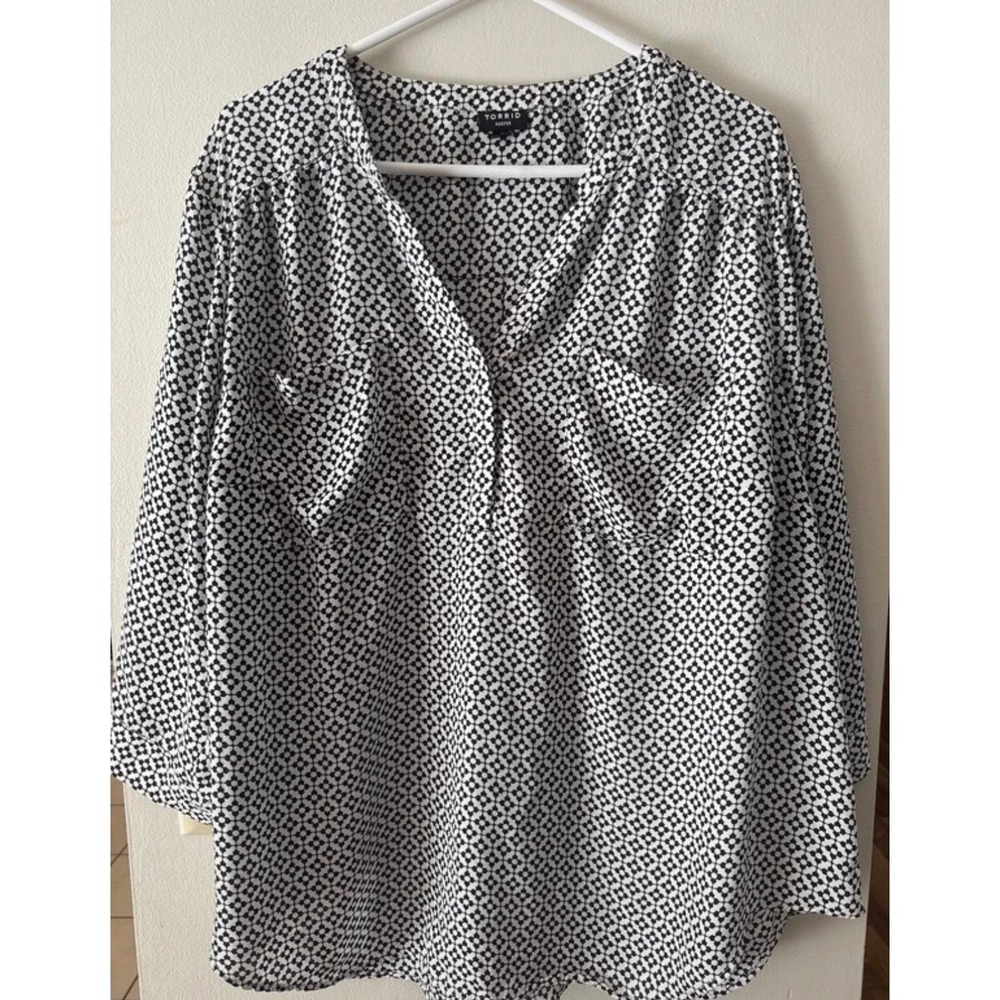 Torrid Harper Blouse Womens 3 3X Black White Geometric Print V-Neck Pullover Top